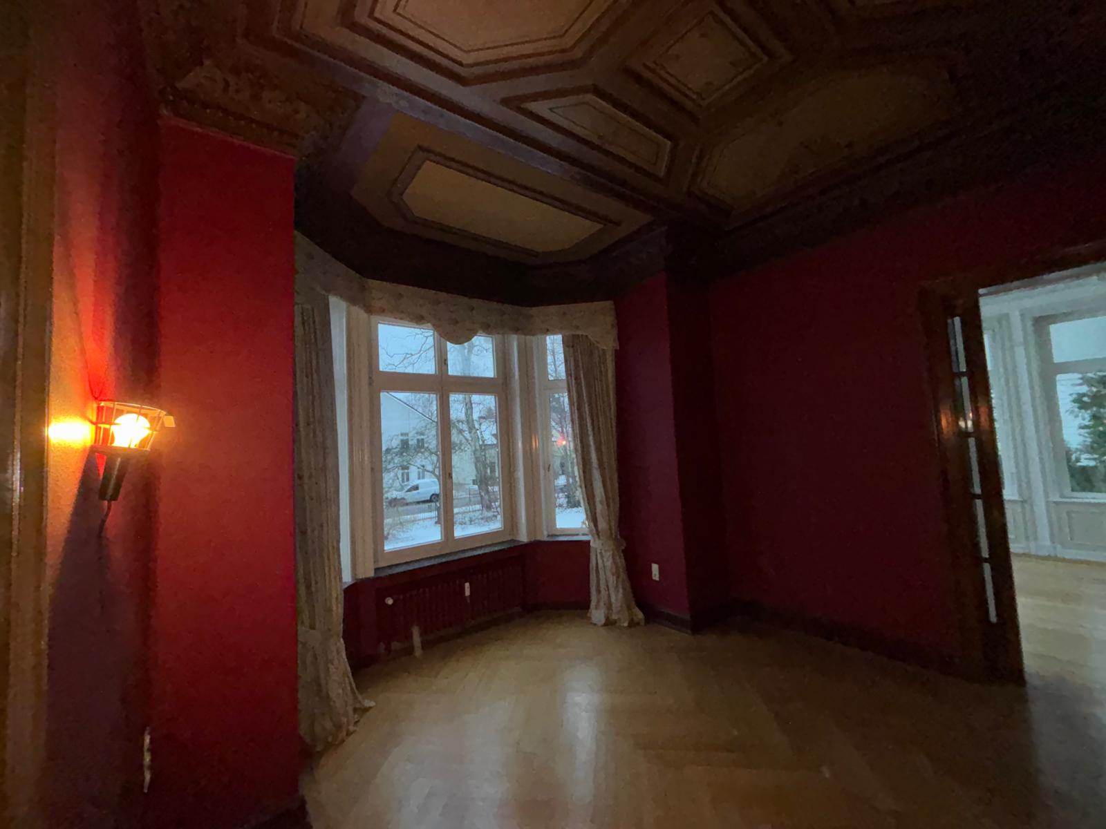 Altbau Wandgestaltung mit Bordeaux-Farbton – Malerarbeiten Neumünster