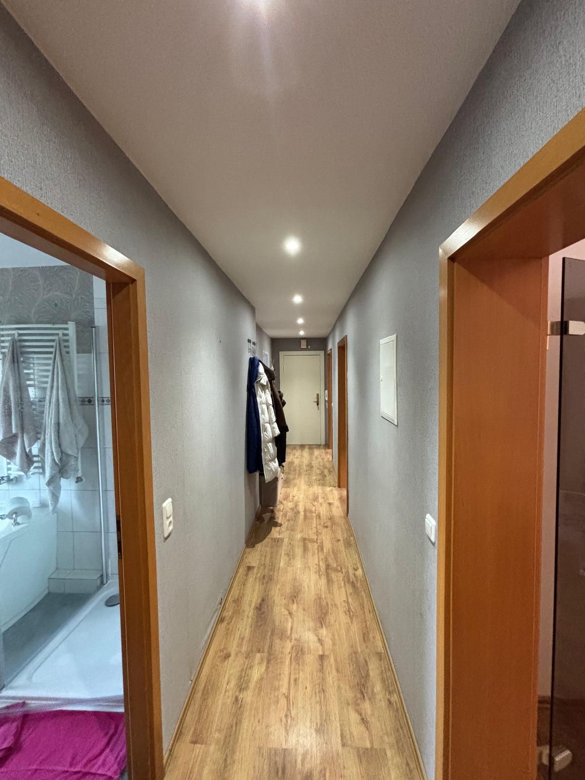 Renovierter Flur mit modernem Farbkonzept – Malerbetrieb Behrendt